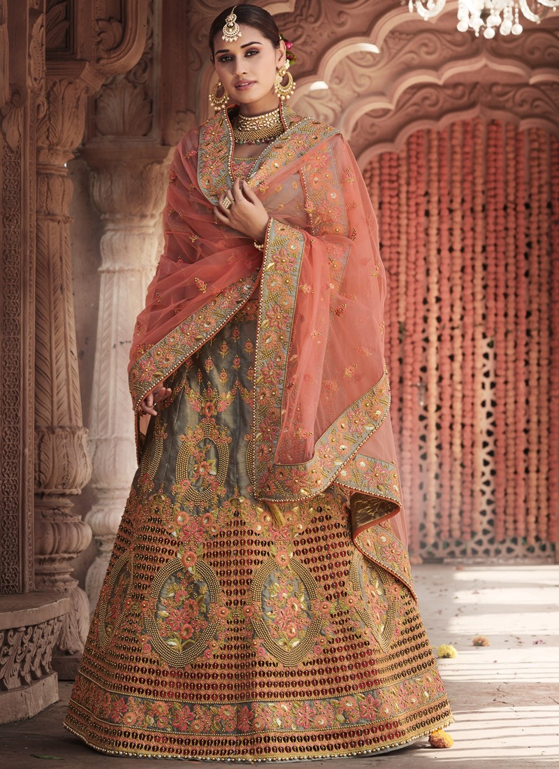 bridal lehenga with contrast dupatta